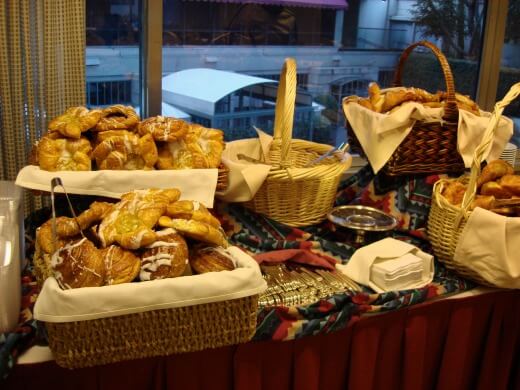 ウィルシャーグランドホテルの朝食：種類豊富なパンを楽しむ優雅な朝｜HAL卒業旅行記Day5｜🇺🇸USA 2007 🥐☕️