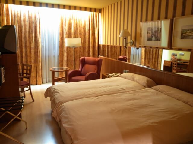 バルセロナの4つ星ホテル到着！冷蔵庫が全て無料の神サービスに驚愕｜スペイン・ポルトガル母息子旅Day1 🏨🥤