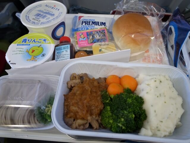 フィンエアー機内食は「ビーフ」！北欧ビール・サンデルスで乾杯｜スペイン・ポルトガル母息子旅Day1 ✈️🍺