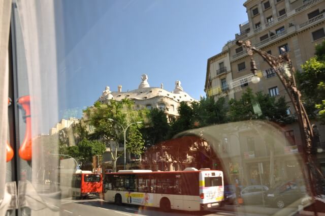 カサ・ミラを車窓から！バス座席選びの失敗と教訓｜スペイン・ポルトガル母息子旅Day2 🚌🏛️