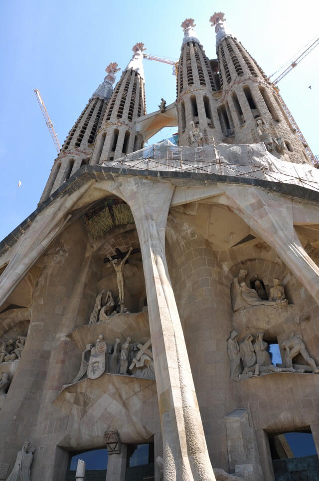 サグラダ・ファミリアの「裏側」へ！受難の門とエレベーター待ちの現実｜スペイン・ポルトガル母息子旅Day2 ⛪️⏳