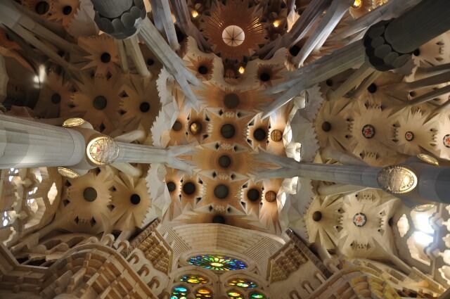 サグラダ・ファミリア内部へ！光り輝くステンドグラスとガウディ建築の神秘｜スペイン・ポルトガル母息子旅Day2 ✨⛪️