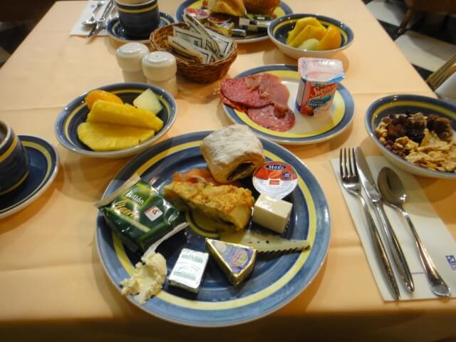 4つ星ホテルの豪華ビュッフェ！朝から満腹の幸せ｜スペイン・ポルトガル母息子旅Day2 🍳🥐