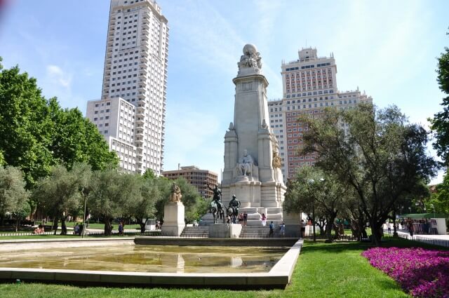 ドン・キホーテ像の大きさに圧倒！マドリードのスペイン広場で記念撮影｜スペイン・ポルトガル母息子旅 Day4 📜🐎