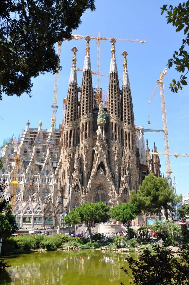 サグラダ・ファミリアの全貌を撮影！一眼レフで挑んだベストショット｜スペイン・ポルトガル母息子旅Day2 🏰📸