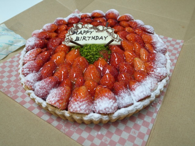 誕生日ケーキ＆プレゼントを職場のみんなから頂きました！27歳になりました