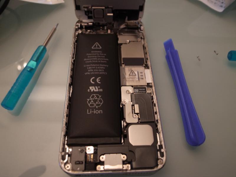 iPhone5のバッテリーを自分で交換。意外と簡単でした。