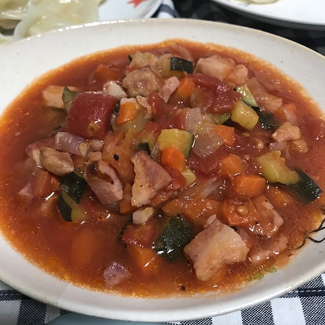 #バーミュキュラ でお料理今回は#ミネストローネ・・・ベーコンの塩気と野菜の美味しさいっぱいのスープに仕上がりました！・・・#ズッキーニ#人参#玉ねぎ#ベーコン#ローリエ#トマト缶