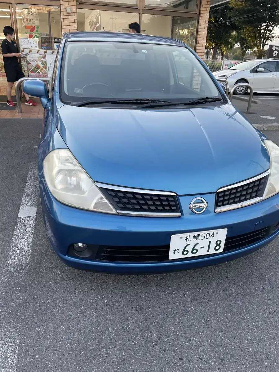 青い日産ティーダ