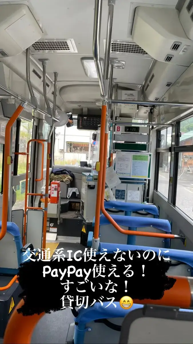 日光・足尾エリアを走るローカルバスの車内風景。交通系ICは使えないものの、QRコード決済（PayPay）に対応