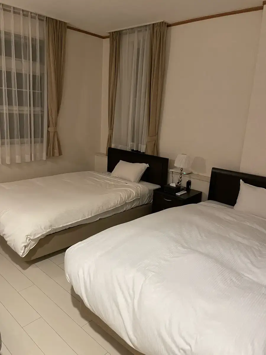 広すぎる豪華な寝室。ダブルベッド2台×2部屋という驚きの贅沢