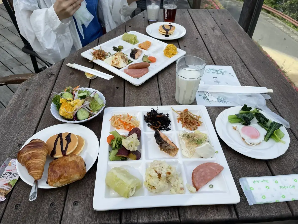 朝のテラスビュッフェ。那須の清々しい空気と彩り豊かな朝ごはん