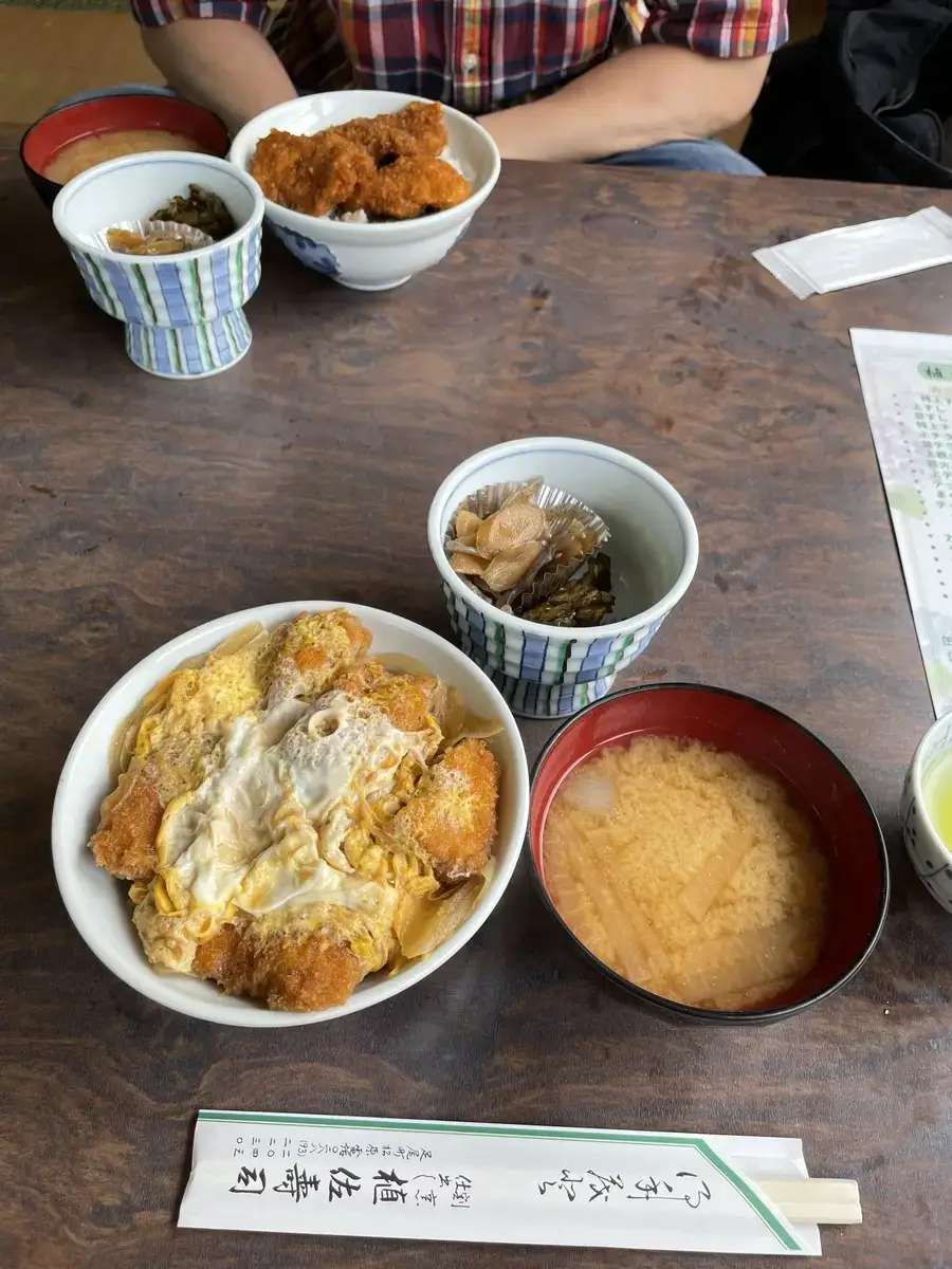 足尾銅山近くの老舗、植佐寿司でいただくカツ丼セット