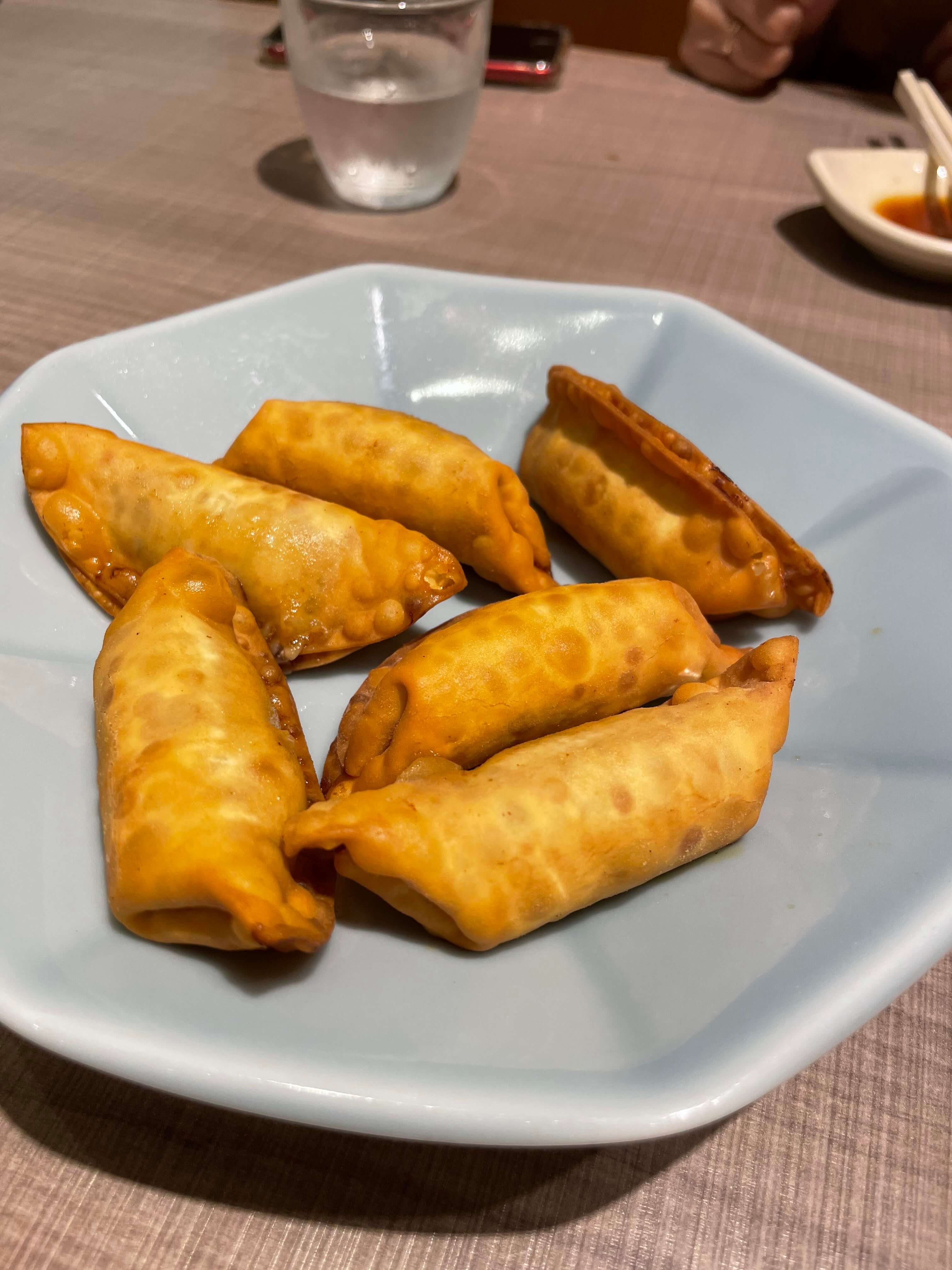 宇都宮みんみんで味わう、香ばしく揚げられた揚げ餃子