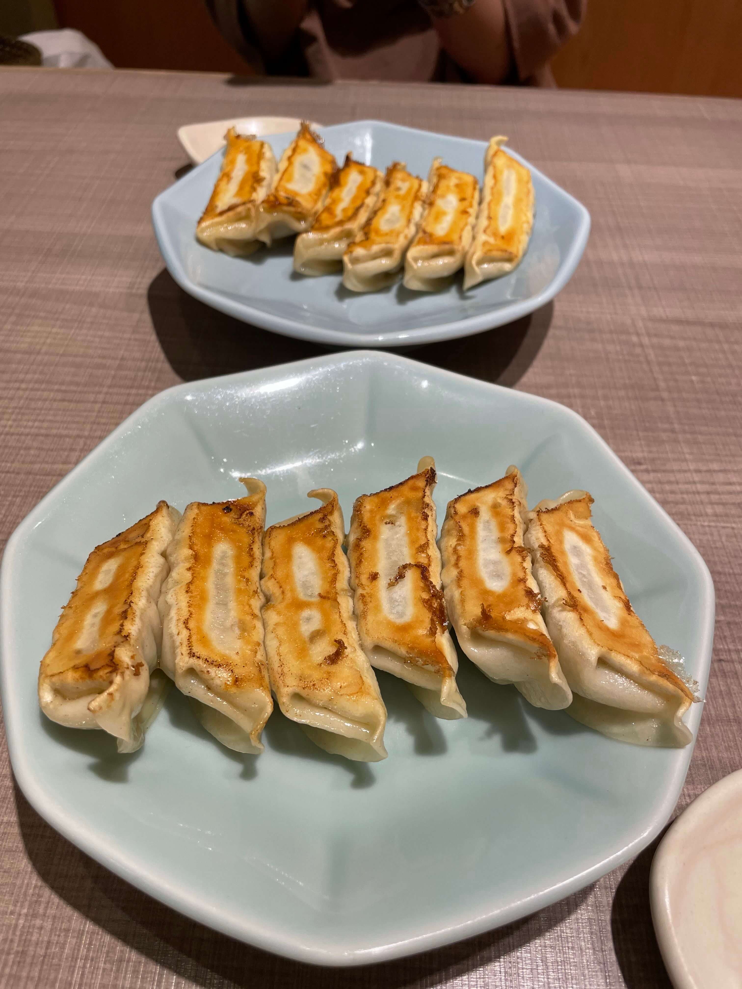 宇都宮みんみんで提供される、美しく焼き上げられた焼餃子