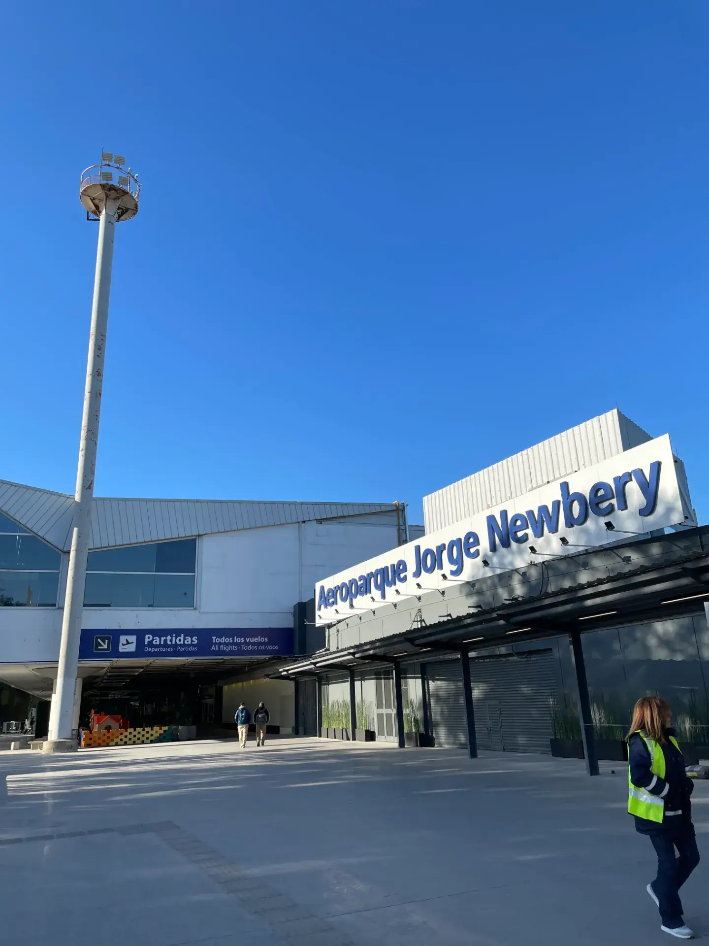 ブエノスアイレスのホルヘ・ニューベリー空港の出発ロビー外観