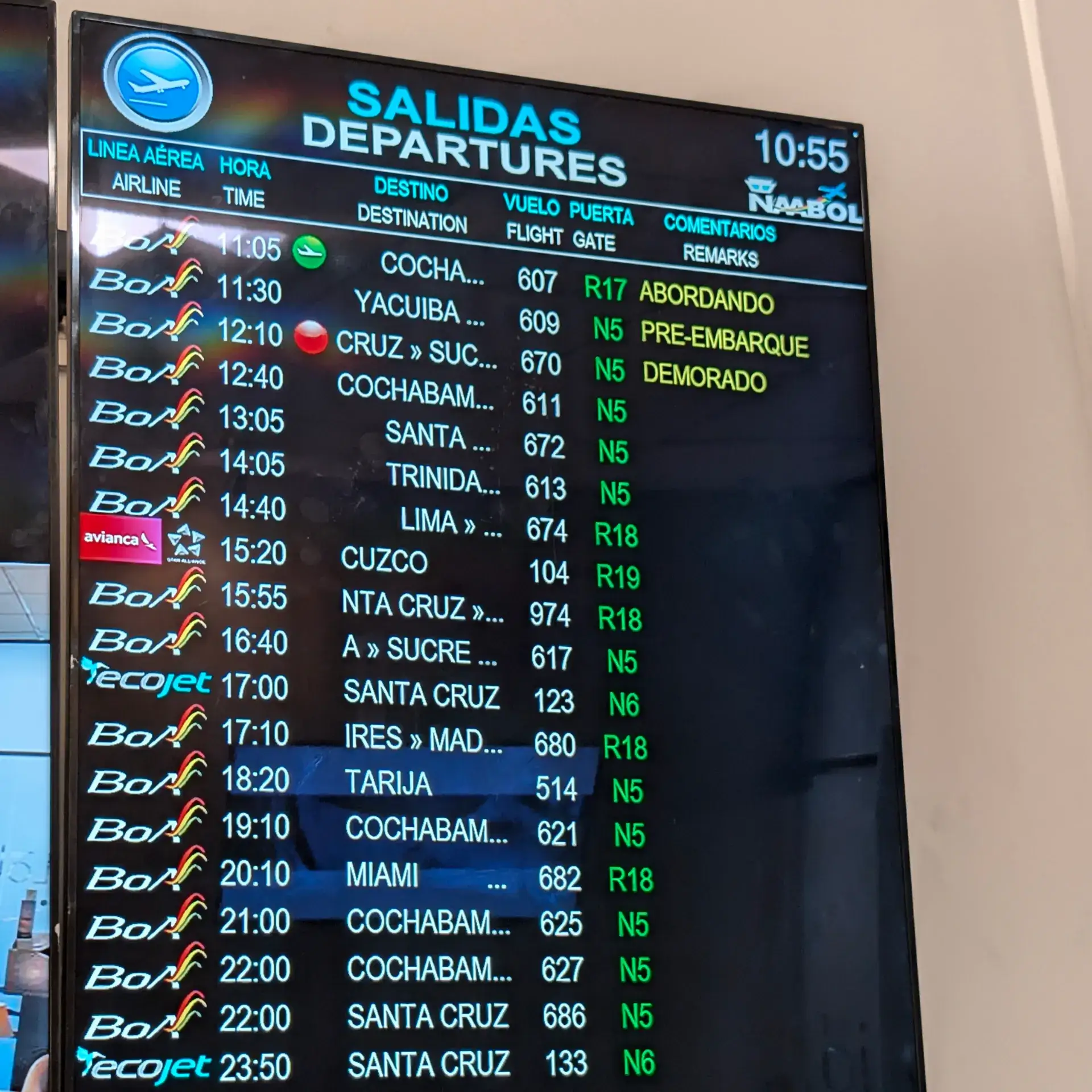 出発時刻やゲートが表示された、空港のフライト情報掲示板です。