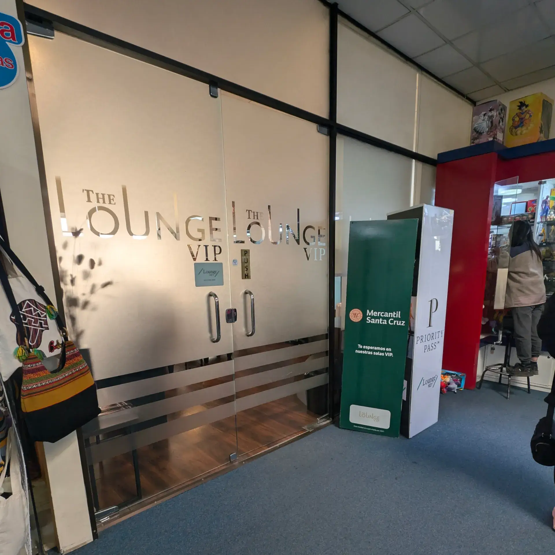 旅の締めくくりに訪れた、空港のVIPラウンジへの入り口です。