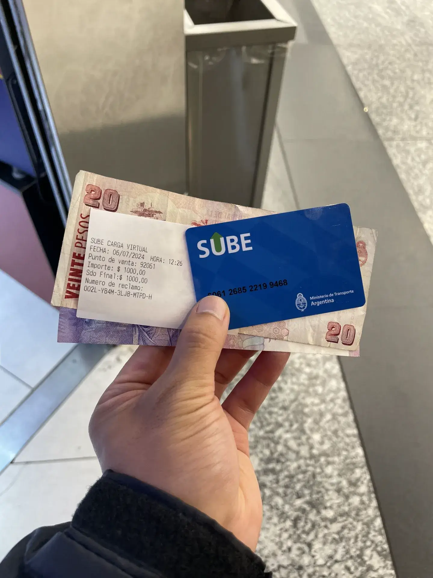 アルゼンチンの公共交通機関で必須となる交通系ICカード「SUBE」と、そのチャージ明細です。