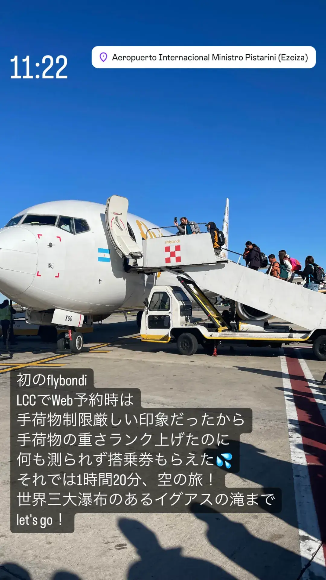 空港の駐機場からFlybondiの飛行機に搭乗する様子