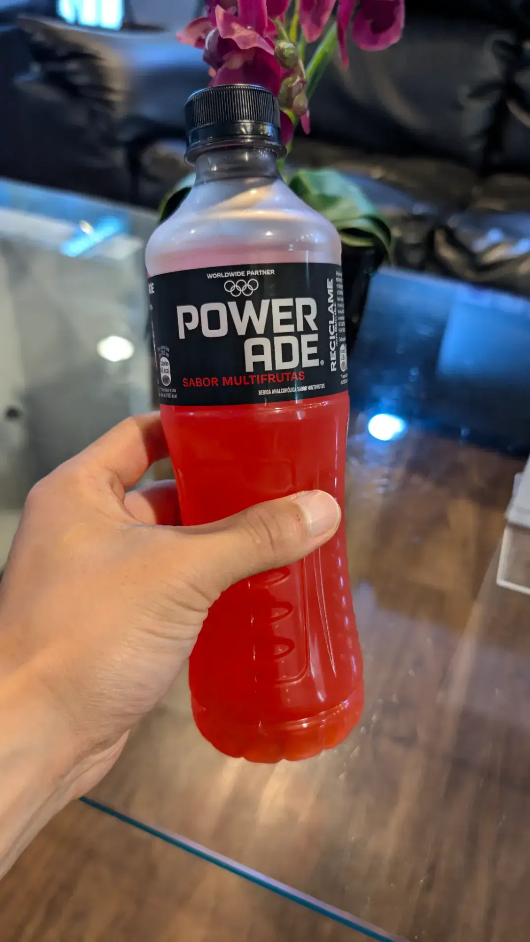 ボリビア旅行中にリフレッシュのために購入したマルチフルーツ味のパワーエイド。海外の珍しい飲料の記録です。