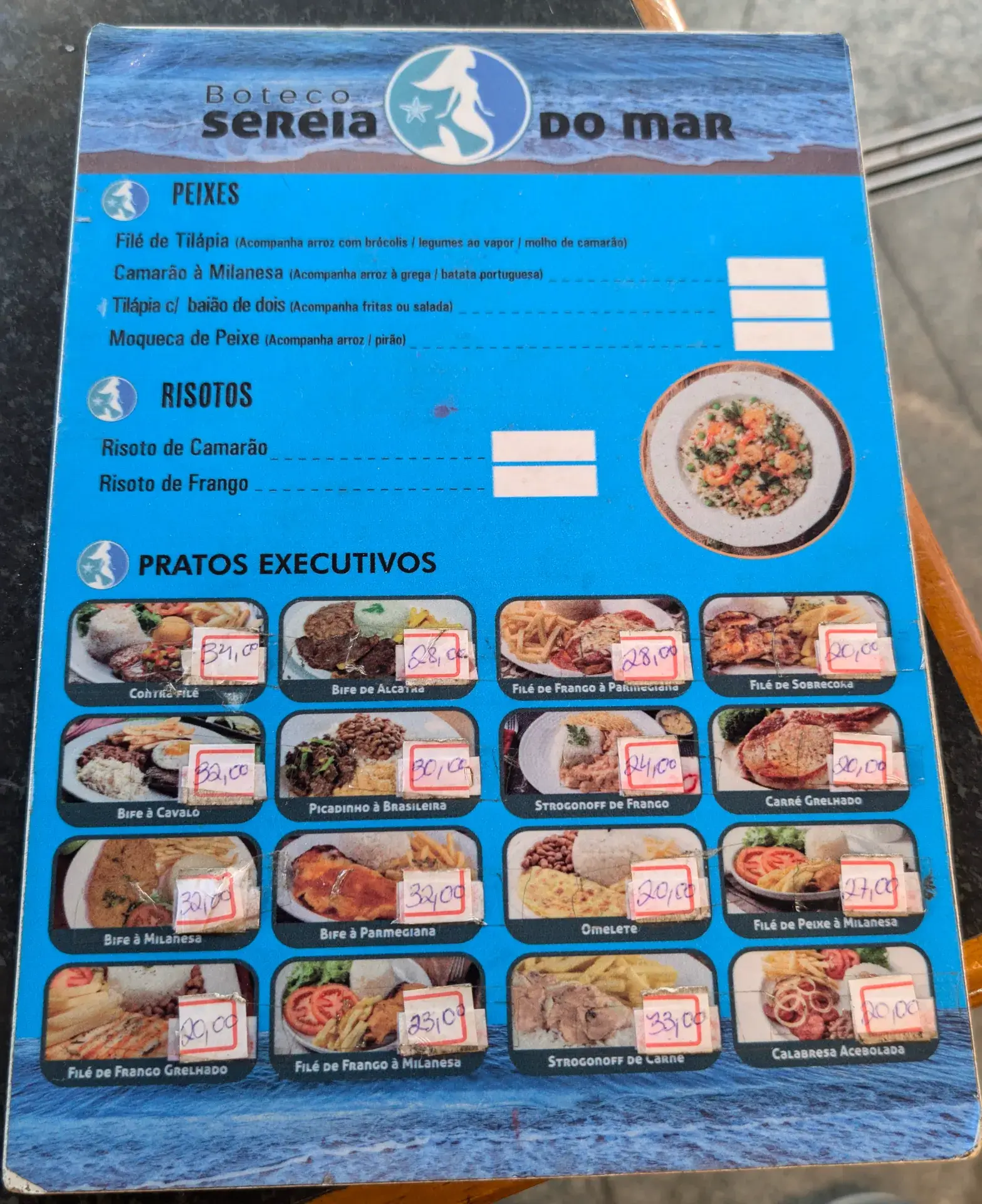 ブラジルのレストラン「Boteco Sereia do Mar」のメニュー表です。魚料理（Peixes）や定食（Pratos Executivos）など、豊富なメニューと価格が記載されています。