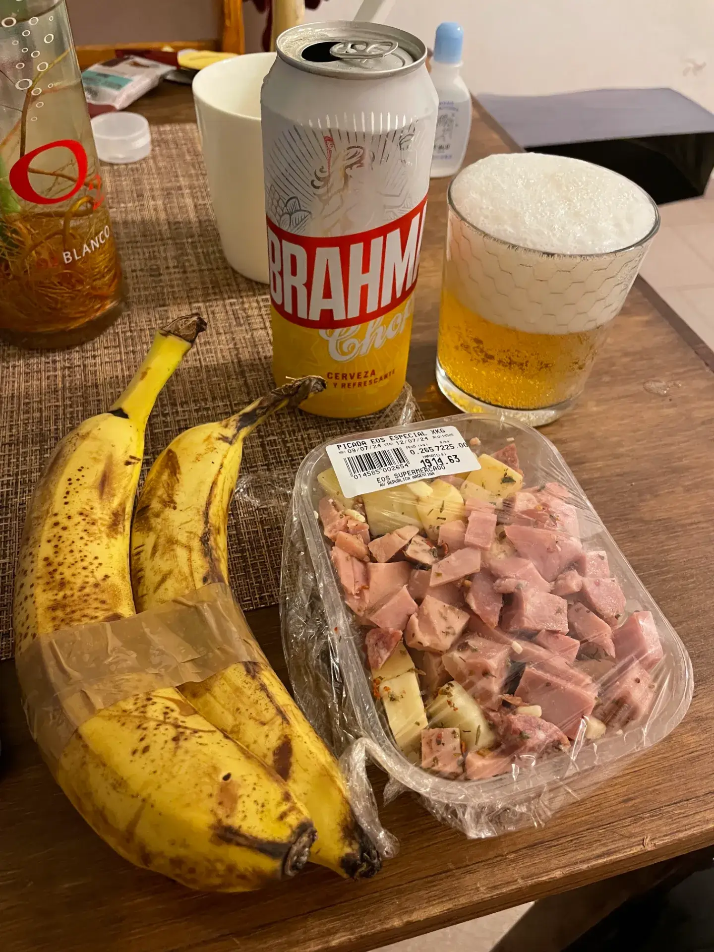 プエルト・イグアスの宿で楽しむBrahmaビールとスーパーで購入したおつまみセット