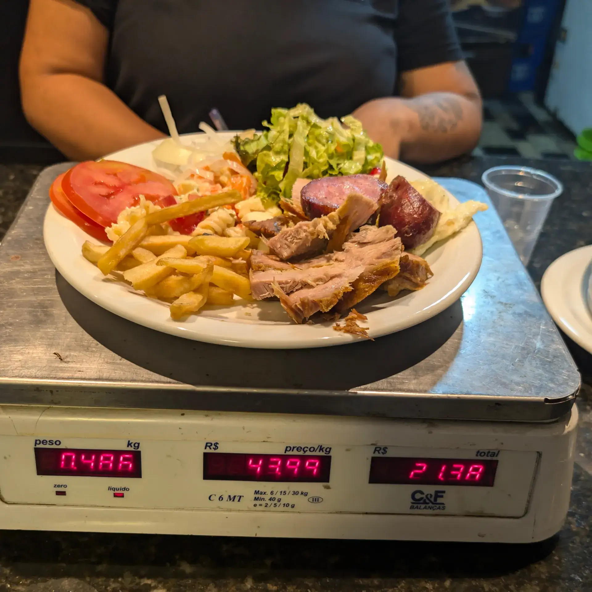 ブラジルのレストランで利用した「量り売り（キロ売り）」形式のランチプレートです。盛り付けた料理の重量に応じた価格で食事を楽しめます。