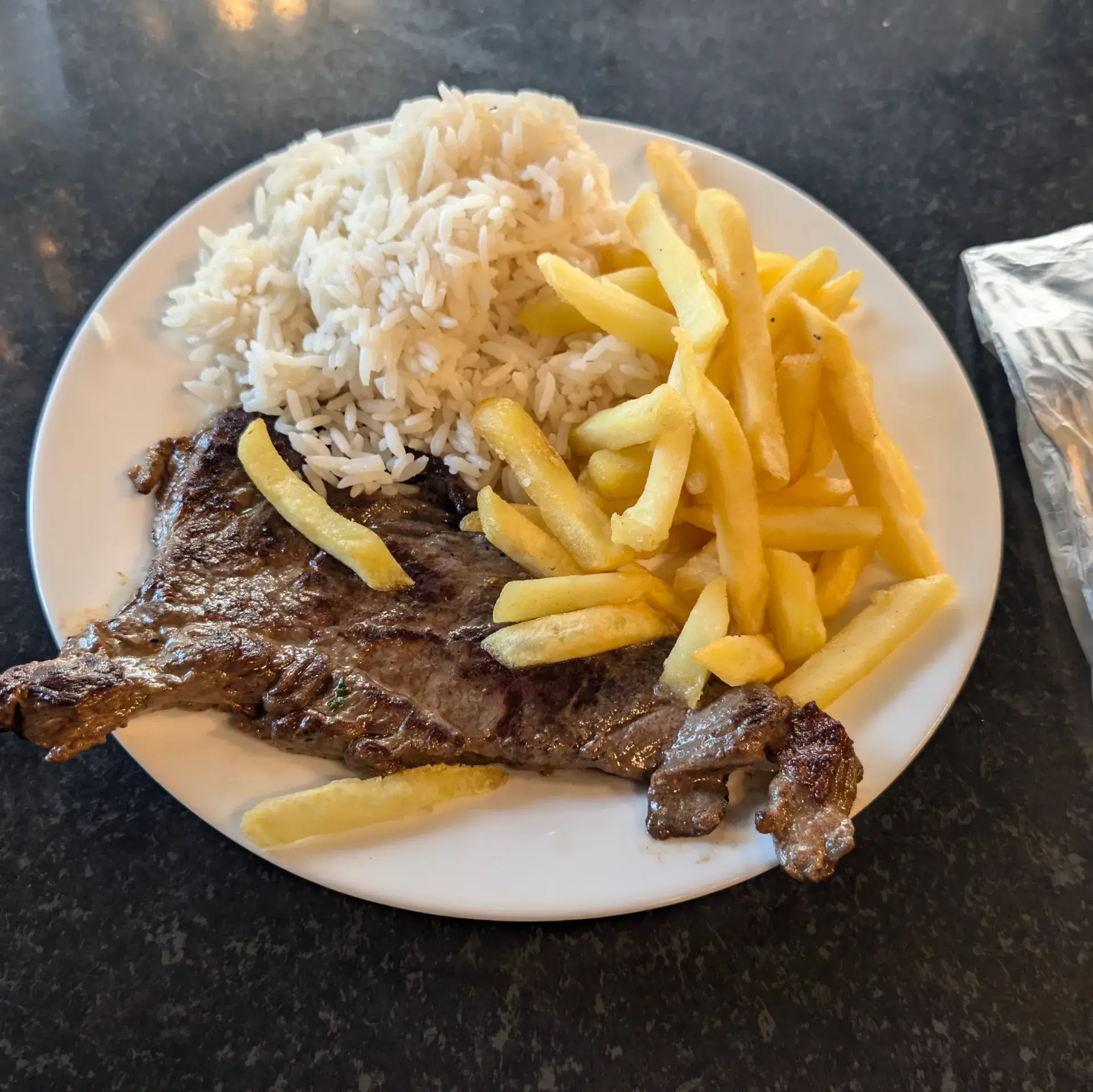 ブラジルで楽しんだステーキ、フライドポテト、ライスがのったボリューム満点のプレート料理です。ブラジルのローカルグルメを満喫しました。