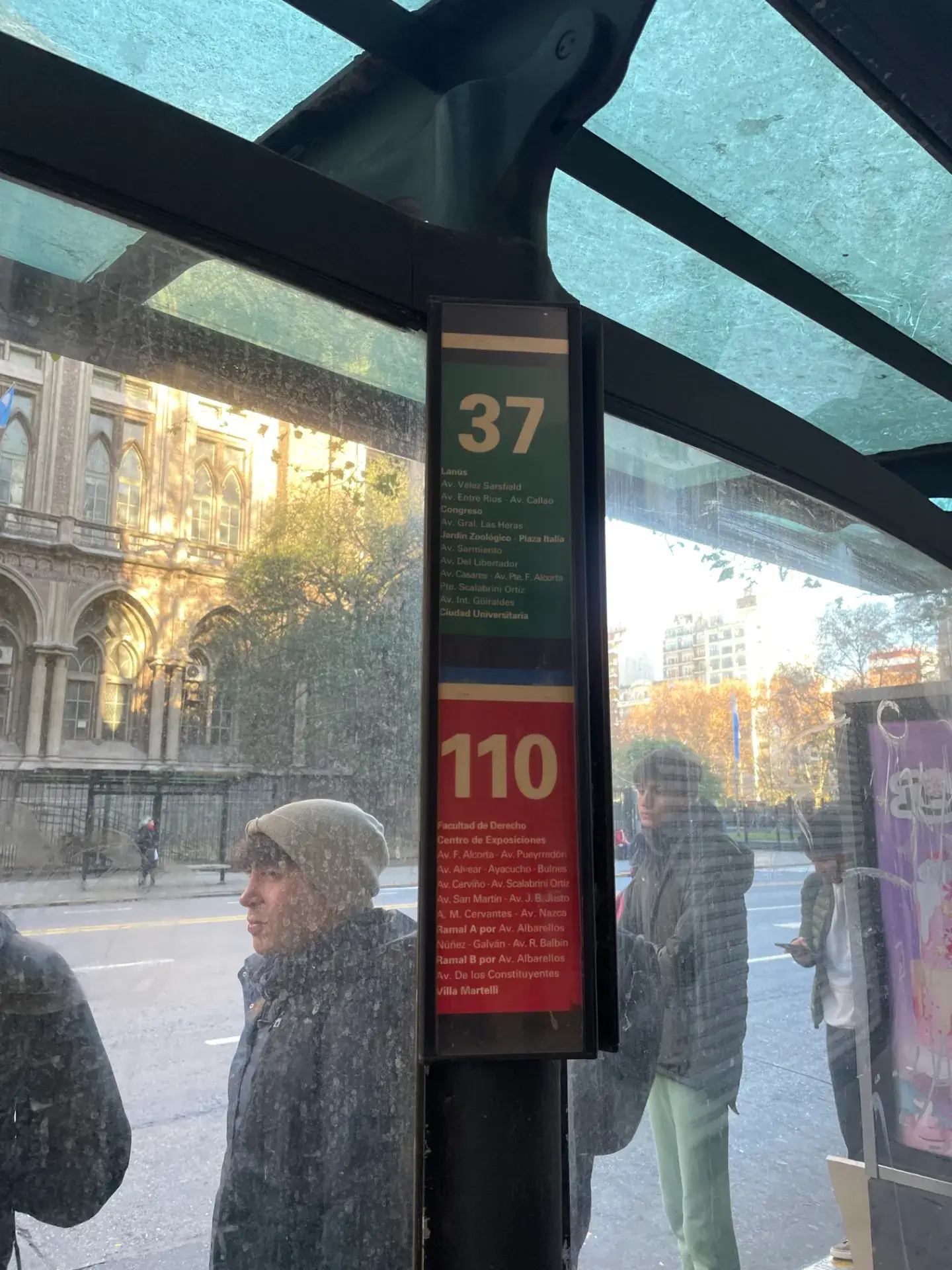 ブエノスアイレスの路線バス乗り場の案内表示