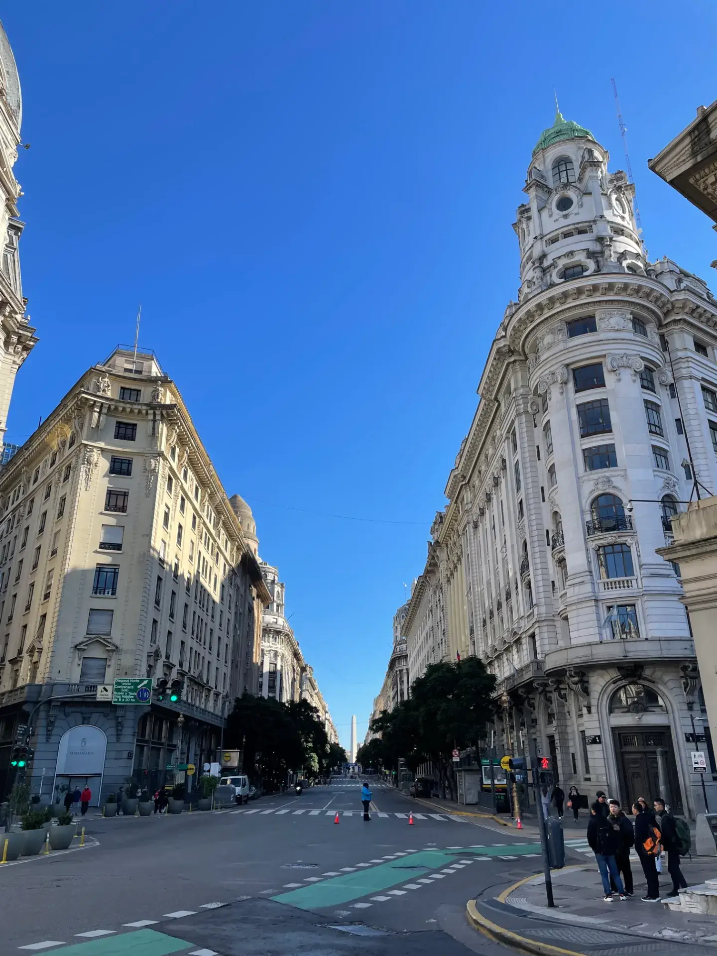 ブエノスアイレスの整然とした街並みと歴史的な建築物