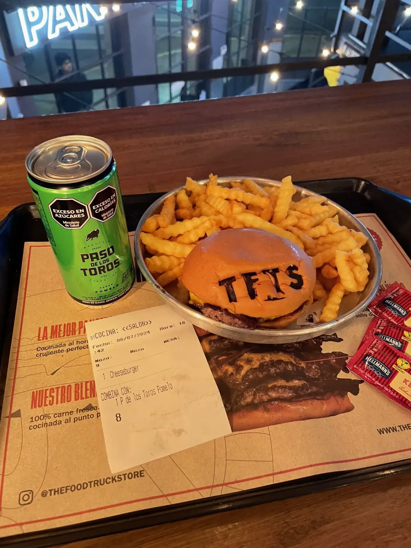 アルゼンチン「THE FOOD TRUCK STORE」で注文したチーズバーガーとポテトセット