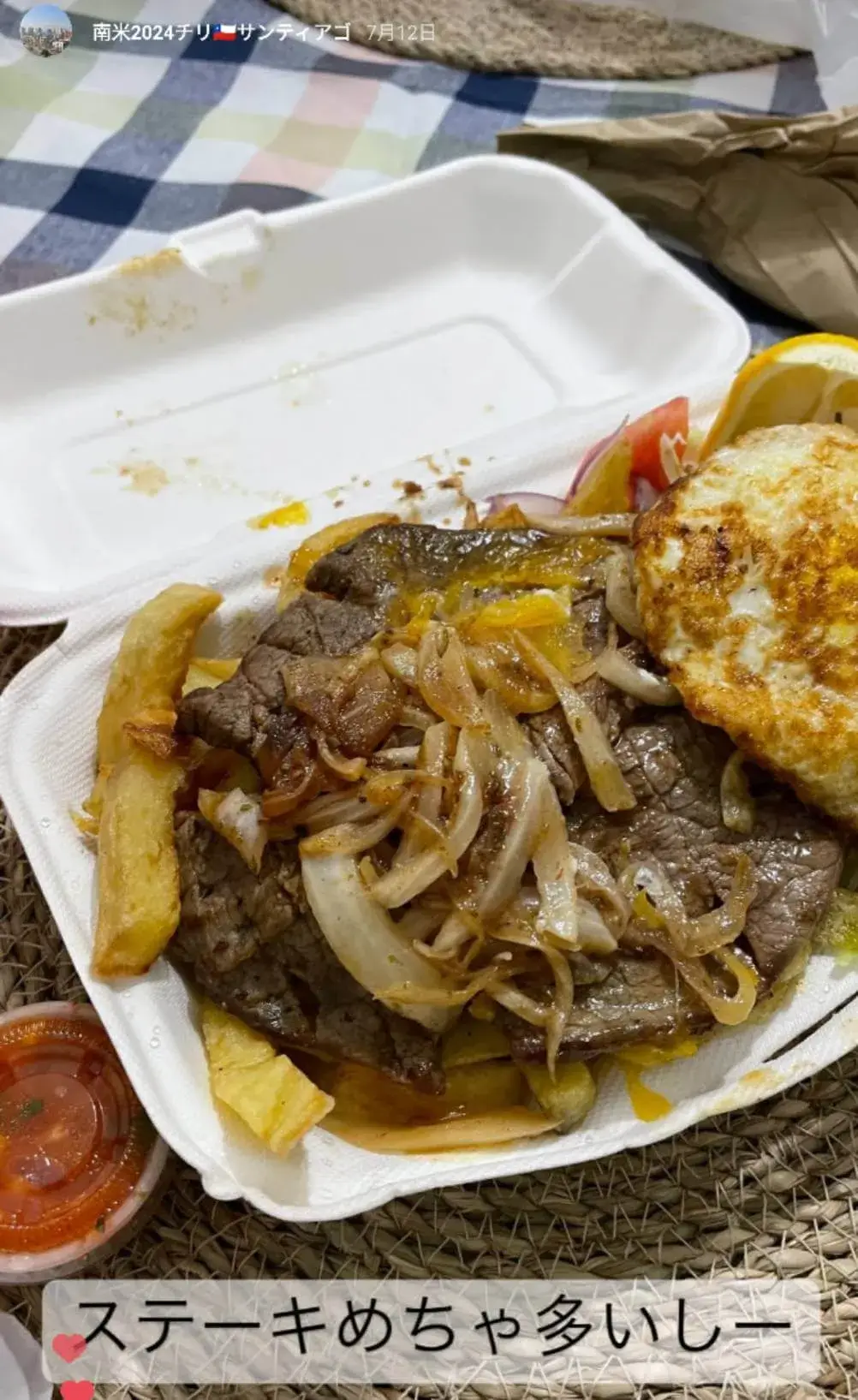 ボリューム満点のステーキと付け合わせの食事