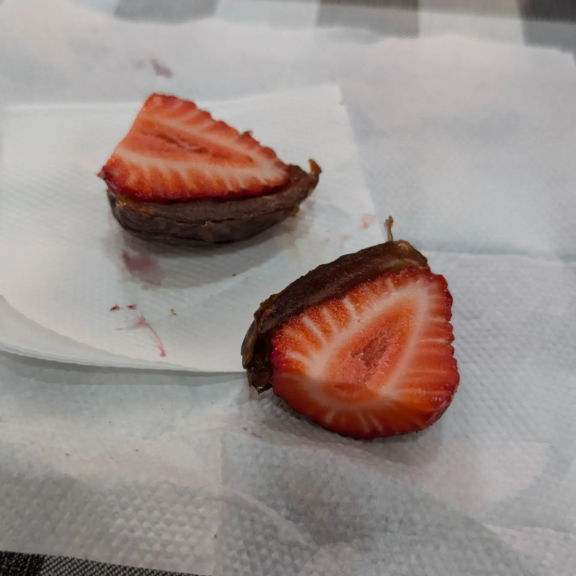 デザートとしていただいた、チョコレートコーティングされたイチゴ