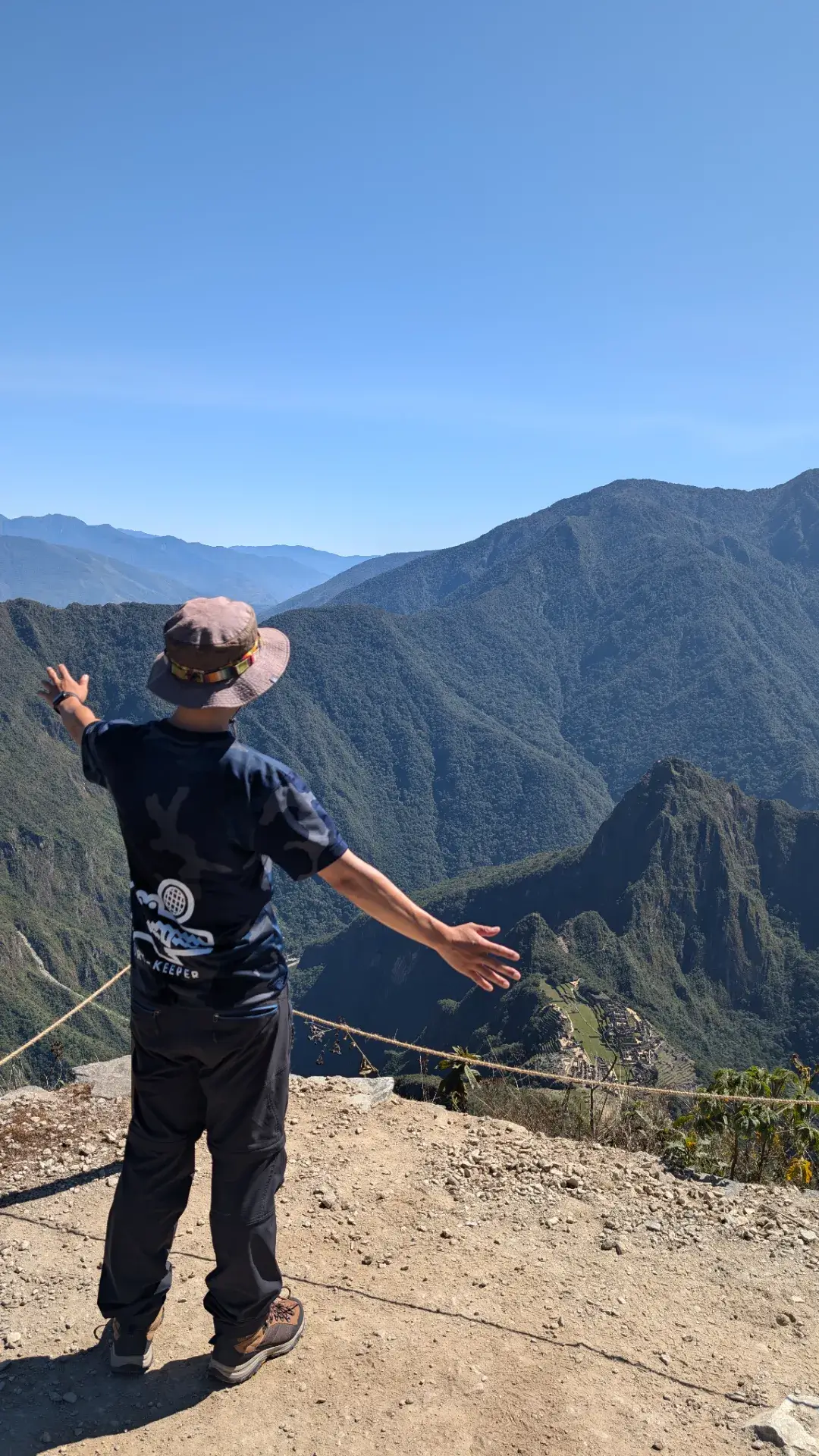 ついに辿り着いた、マチュピチュ山の頂。過酷な登山の末に待っていたのは、360度どこを見渡してもアンデスの深き山々が連なる、神々しいまでのパノラマビューでした。眼下には、あんなにも巨大に見えたマチュピチュ遺跡が、今や掌に乗りそうなほど小さく、しかし確かな存在感を放って雲の合間に佇んでいます。突き抜けるような青空の下、達成感に満ち溢れて両手を広げるその瞬間、世界は自分一人のためにあるかのような、旅の究極の悦びに包まれます。