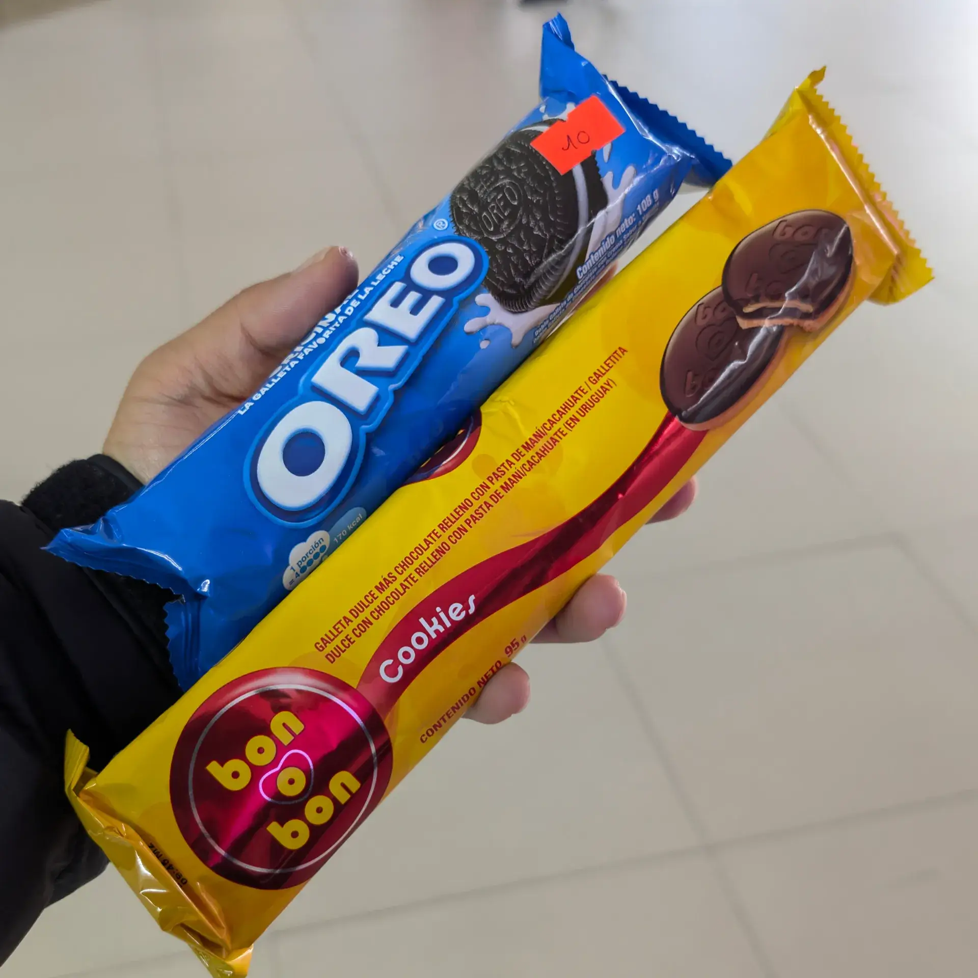 移動中のおやつでしょうか、オレオとボン・オ・ボンのお菓子です。旅の合間のちょっとした楽しみですね。