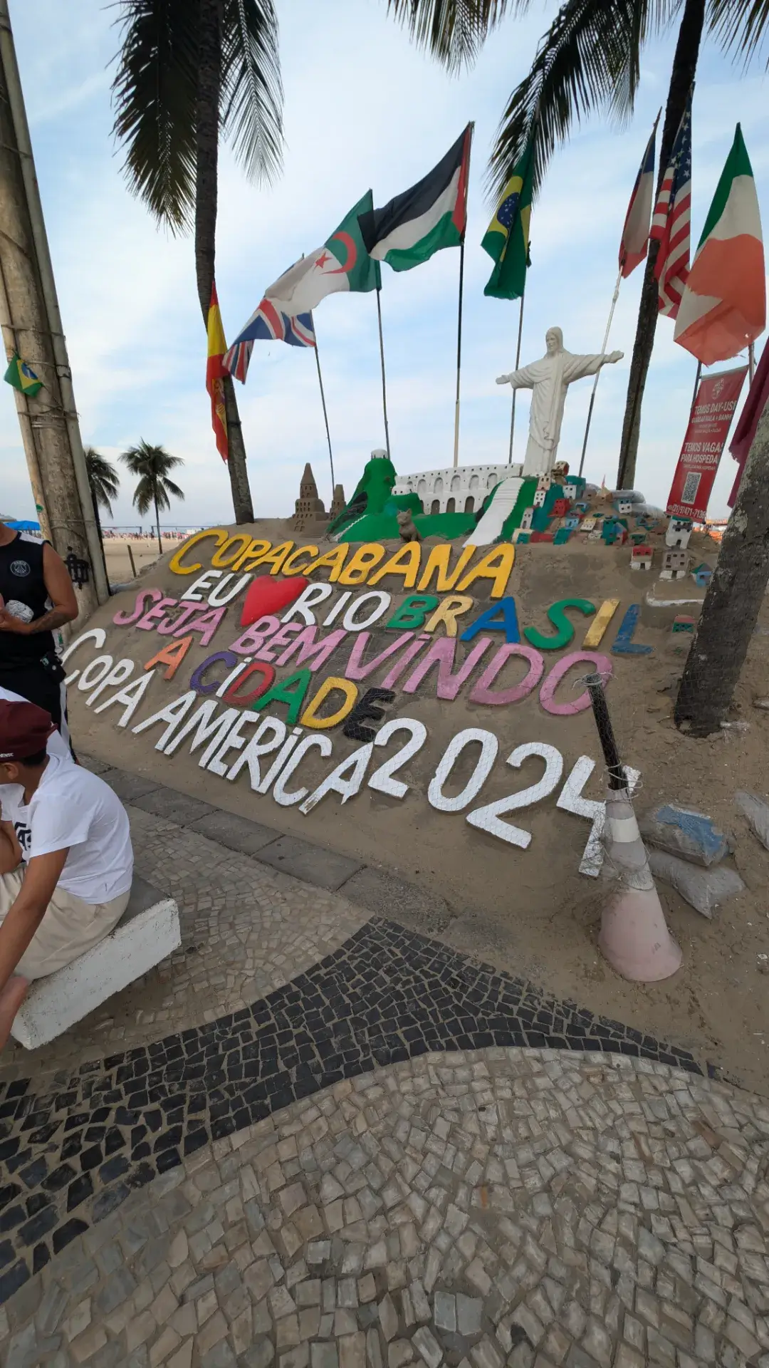 ブラジル・コパカバーナビーチにある、「Copa America 2024」を記念した大きな砂の彫刻です。キリスト像やブラジル各地の旗が飾られたフォトスポットです。