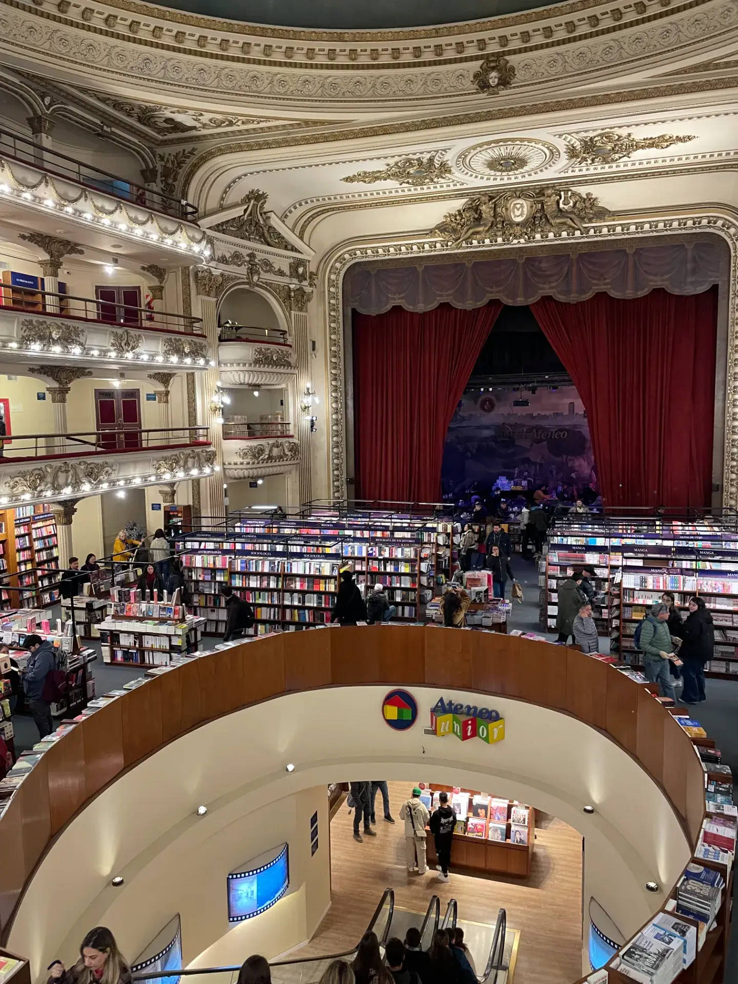 ブエノスアイレスの劇場を改装した有名な書店「エル・アテネオ」の壮大な内観
