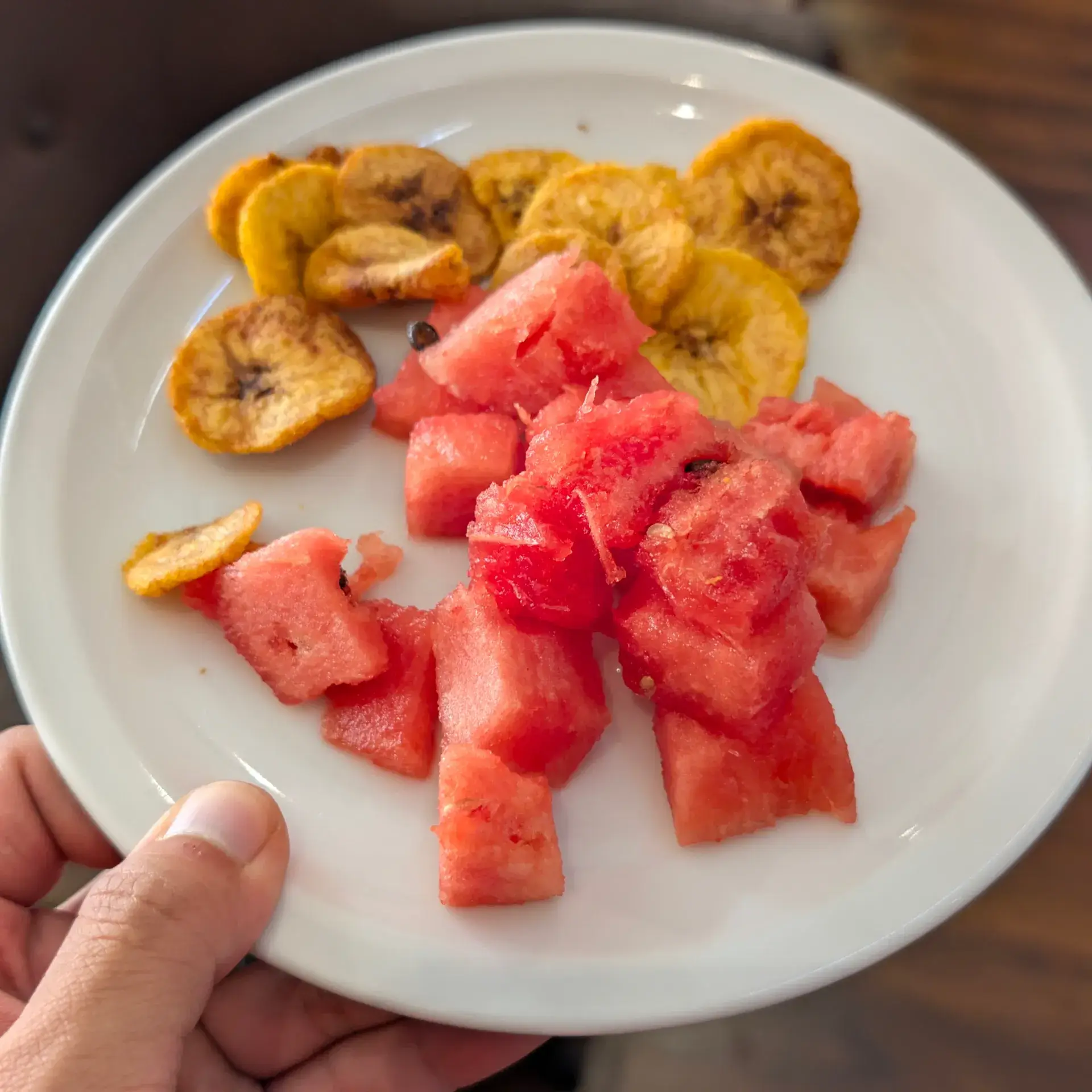 ラウンジで提供された、バナナチップスとスイカの爽やかなデザートです。