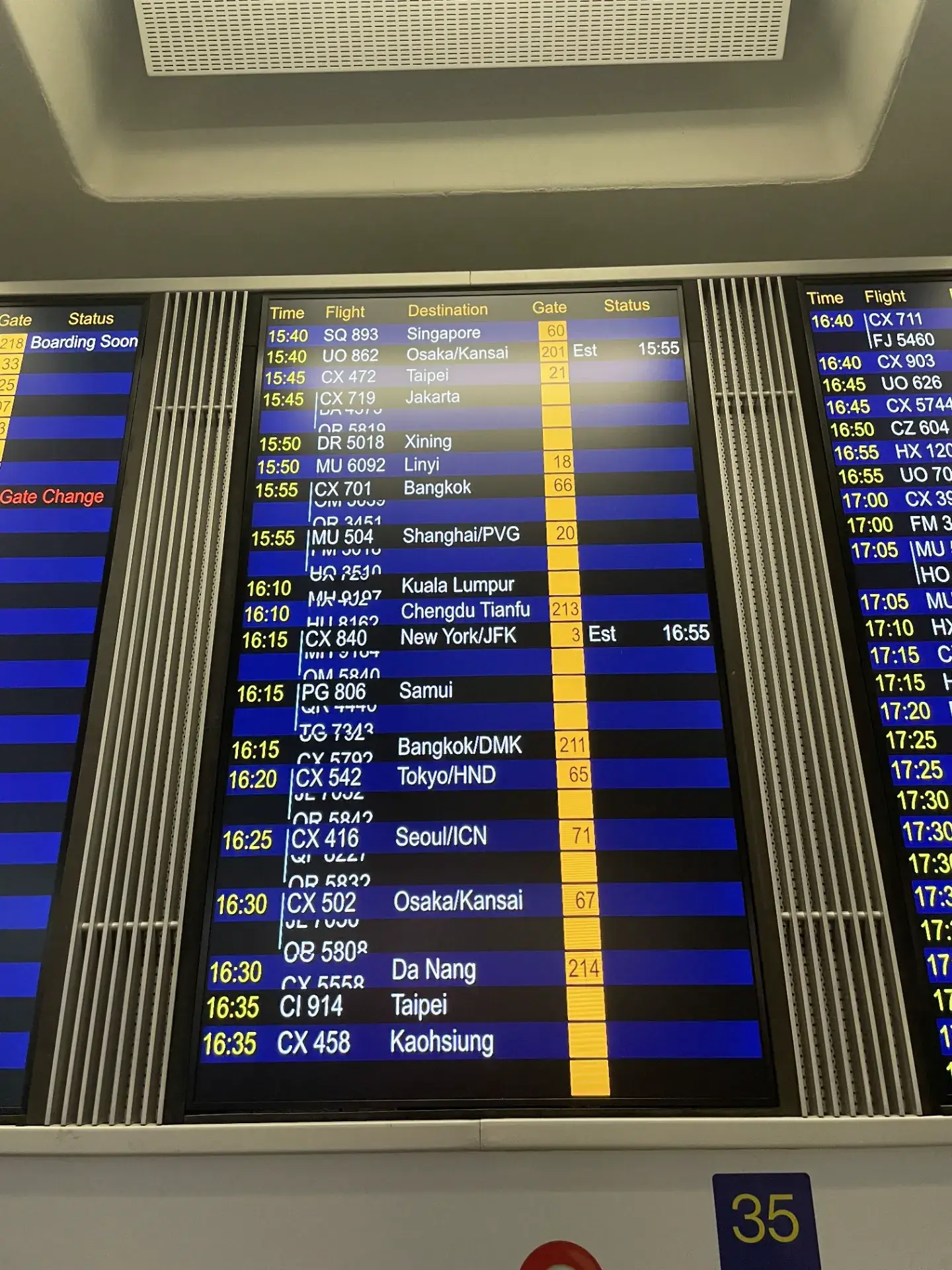 香港国際空港の出発案内板。世界各地へ向かう便の中に、羽田行きや関西行きの便も確認できます。