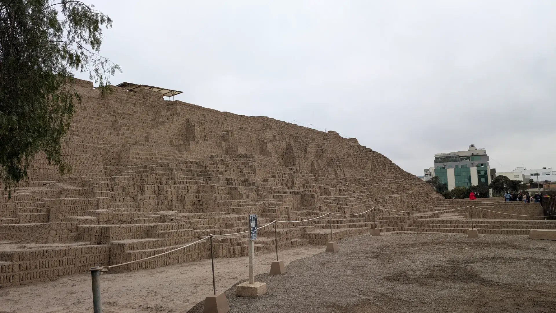 「ワカ・プクヤーナ遺跡博物館」の内部にそびえる、巨大な日干しレンガ(アドベ)のピラミッド。プクヤーナ文化の人々によって紀元500年頃に建設されたこの聖域は、地震の衝撃を吸収するためにレンガを垂直に並べる独特の技法が用いられています。背後に見える近代的なビルとの対比が、リマという街が持つ「古代と現代の共生」を象徴しており、かつてこの地で行われた儀式や人々の営みに思いを馳せることができる、ペルー観光のハイライトです。