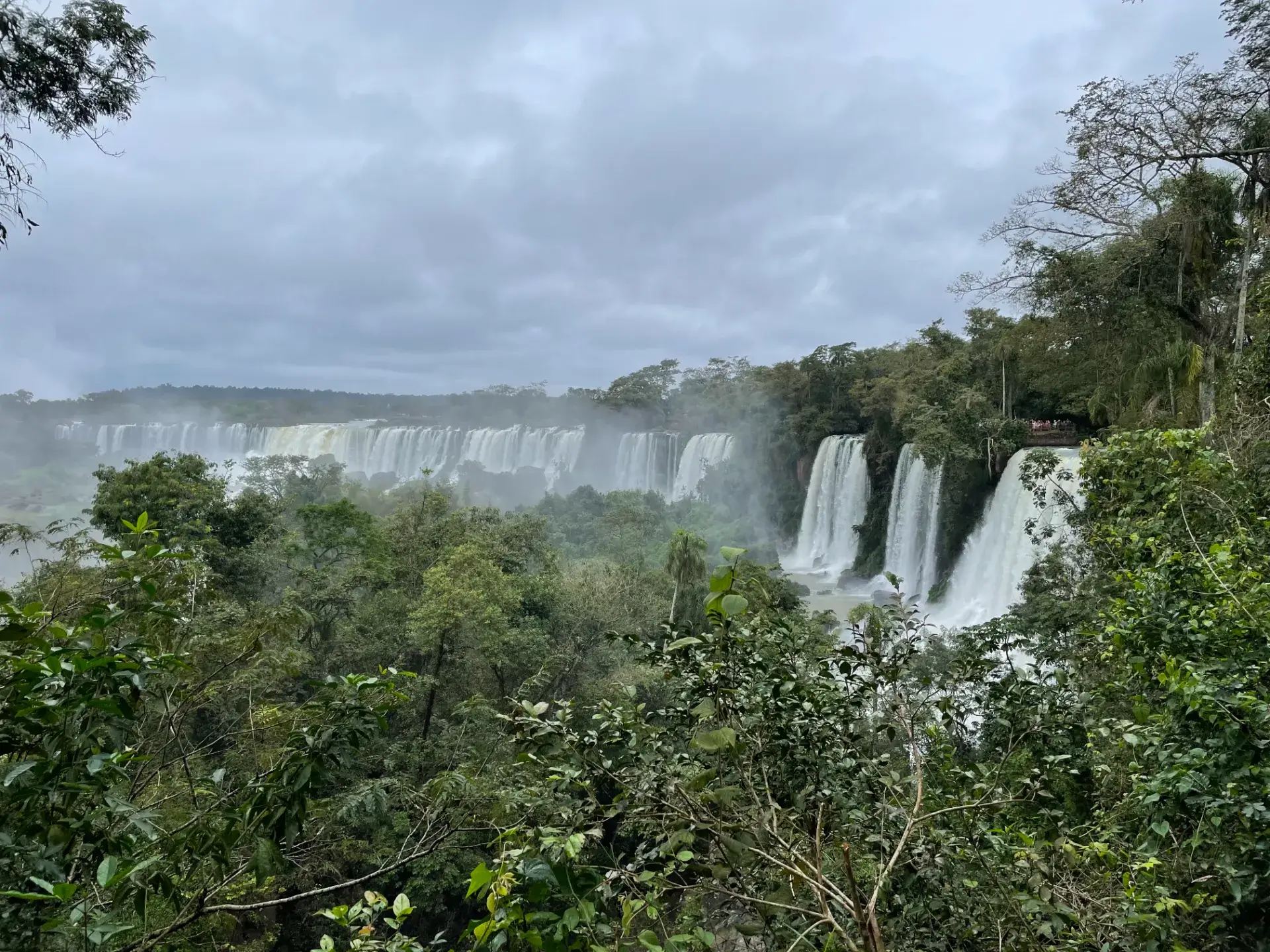 壮大な眺めが広がるイグアスの滝の全景