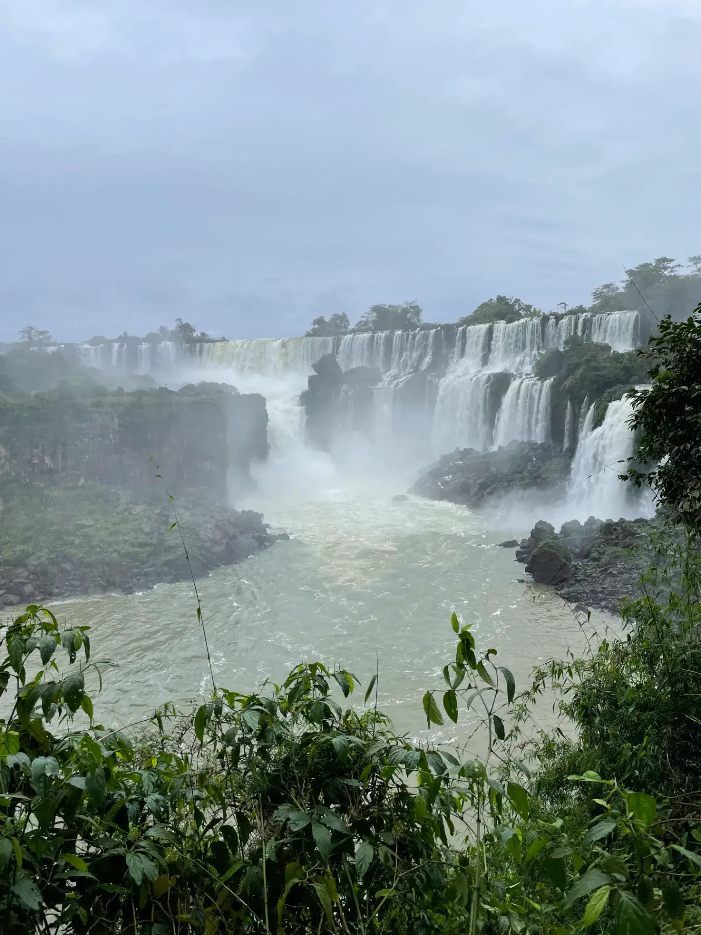 壮大な眺めが広がるイグアスの滝の景色
