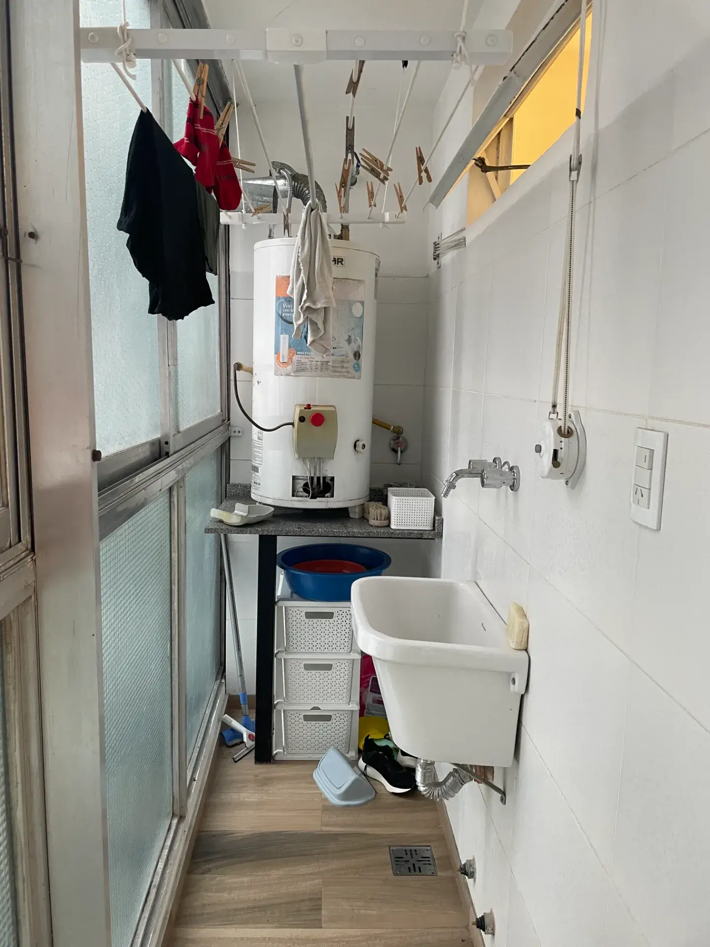 アルゼンチンの宿泊施設にある洗濯場と給湯器