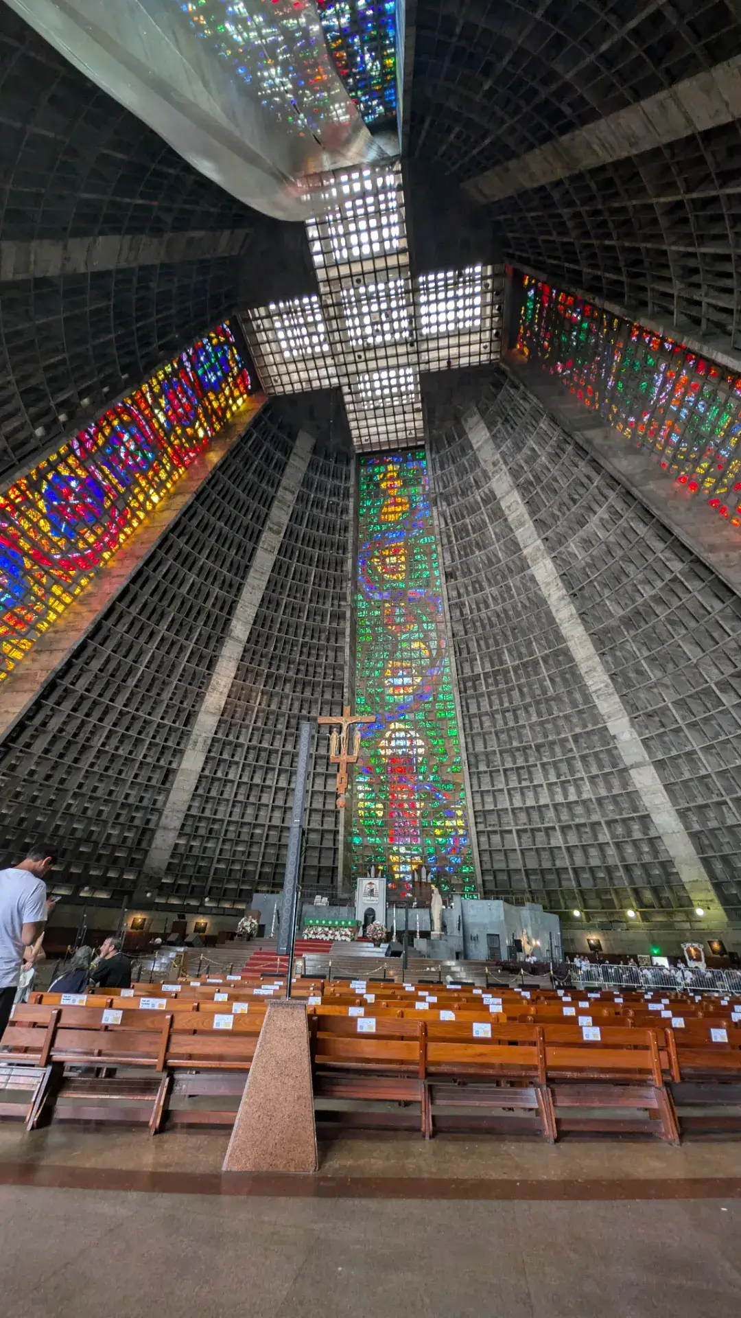 メトロポリタン大聖堂の内部です。天井からの光と美しいステンドグラスが幻想的な空間を作り出しています。