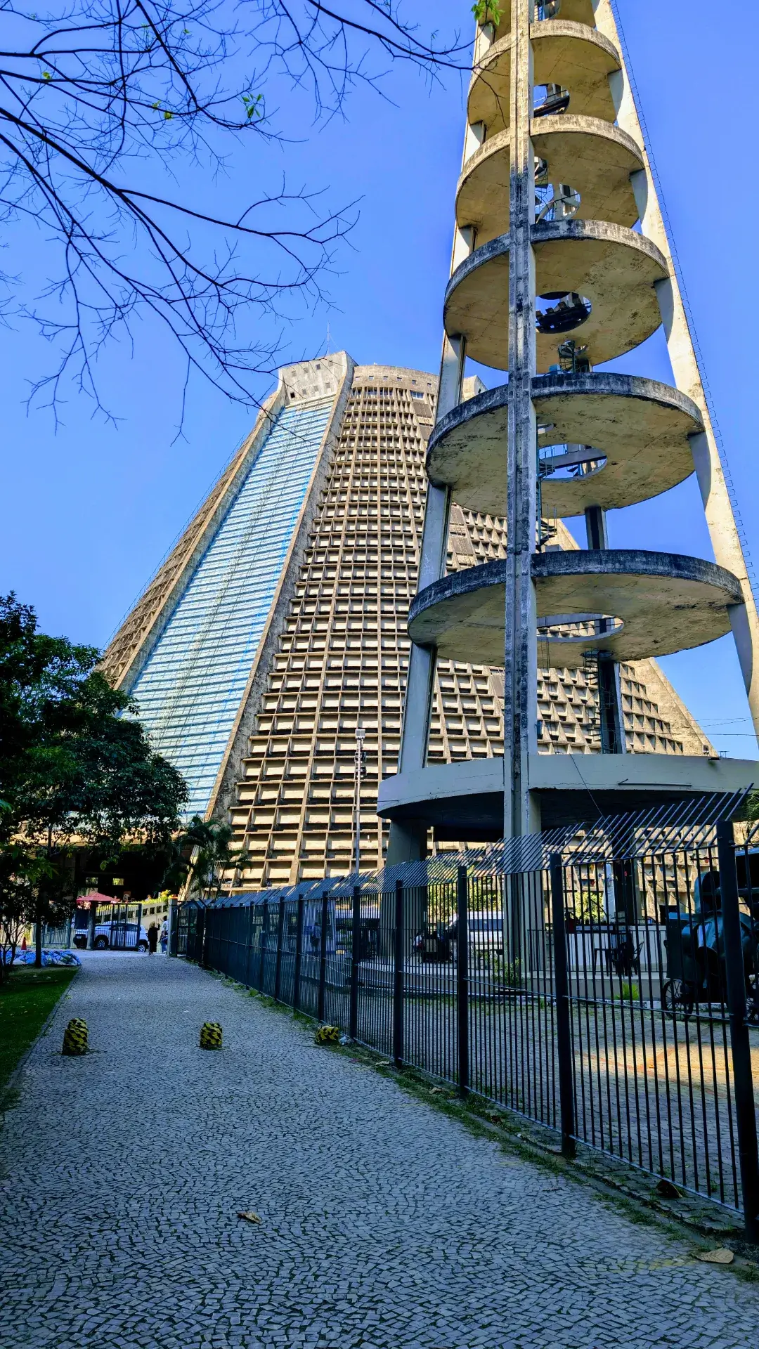 リオデジャネイロのメトロポリタン大聖堂です。その特徴的な円錐形の建築が青空に映えています。