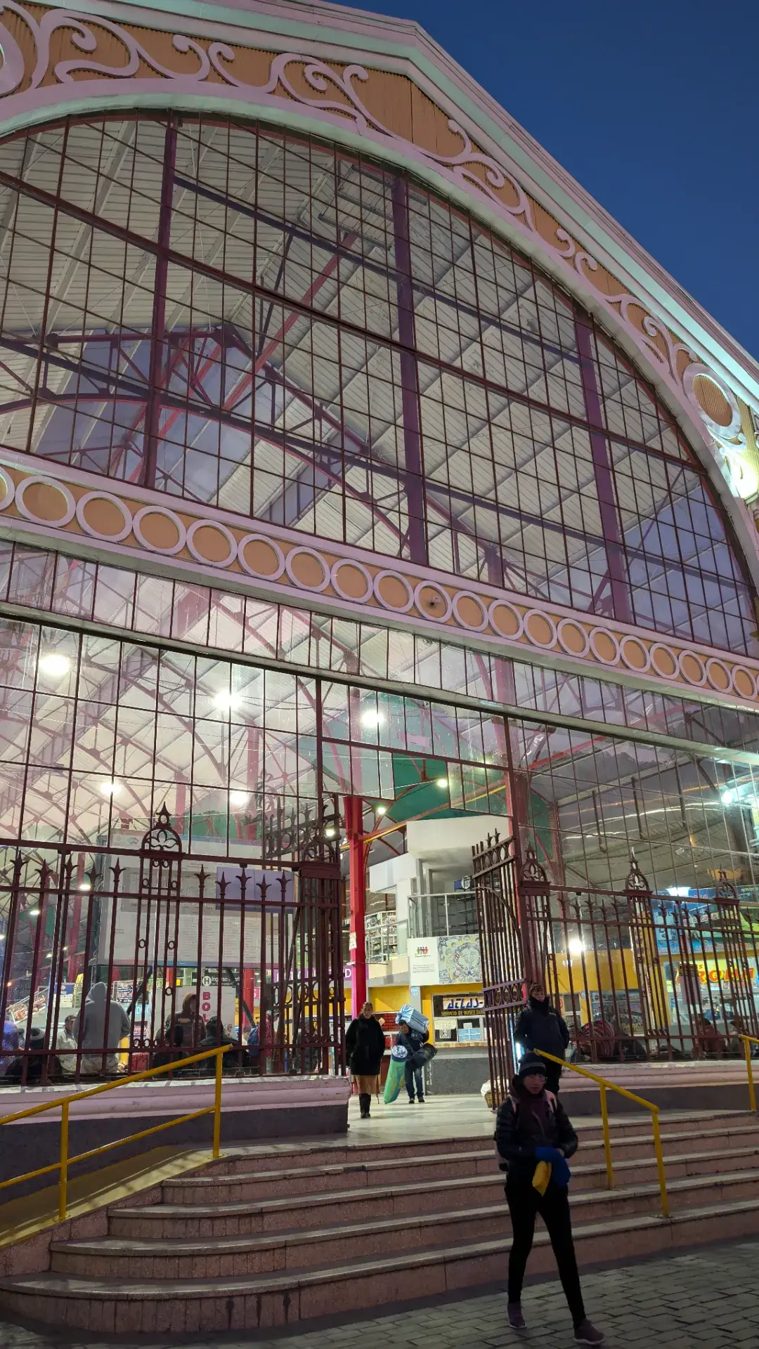 ウユニの旅を終え、次の目的地へと向かう夜行バスの車内です。快適なシートとオレンジ色のカーテンが、長い移動の疲れを癒やしてくれます。