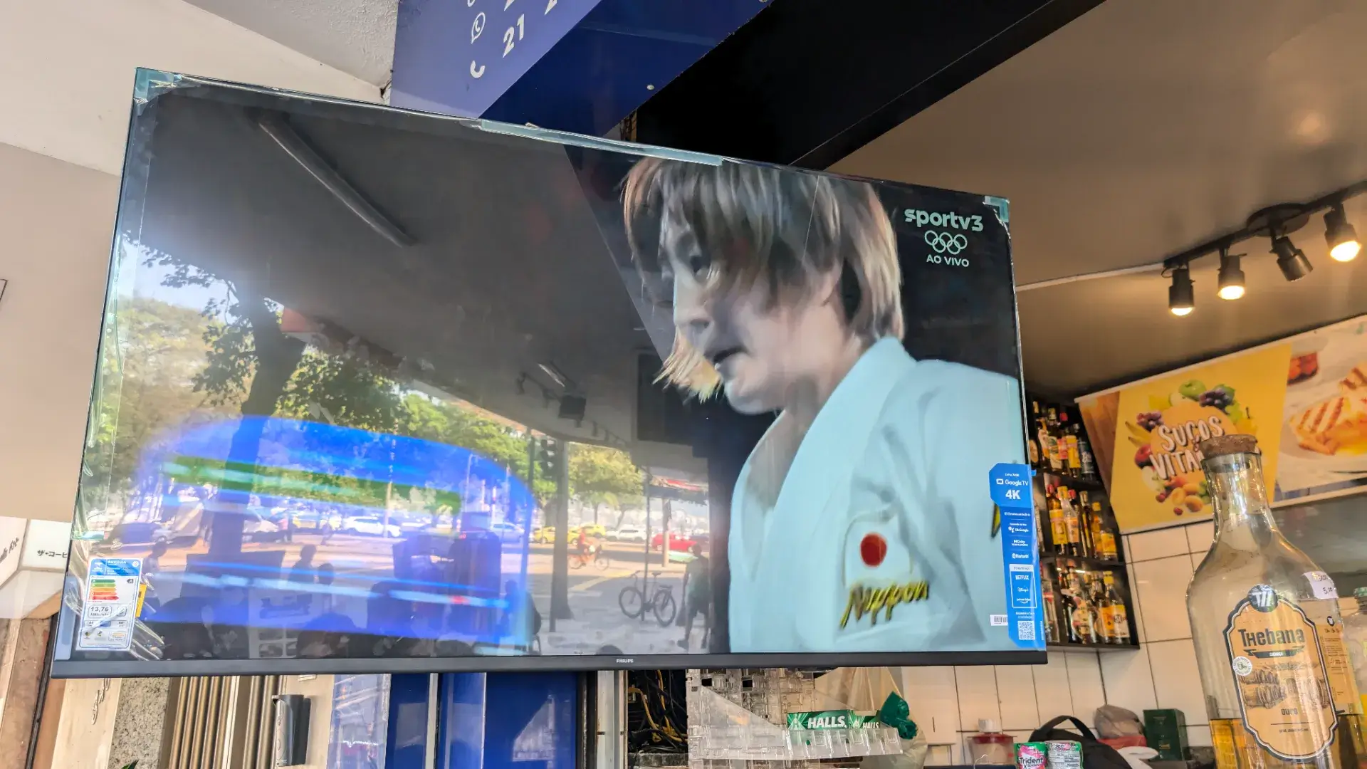 ブラジルの飲食店で放映されていたオリンピック中継の様子です。柔道競技を映し出す店内のテレビ画面です。