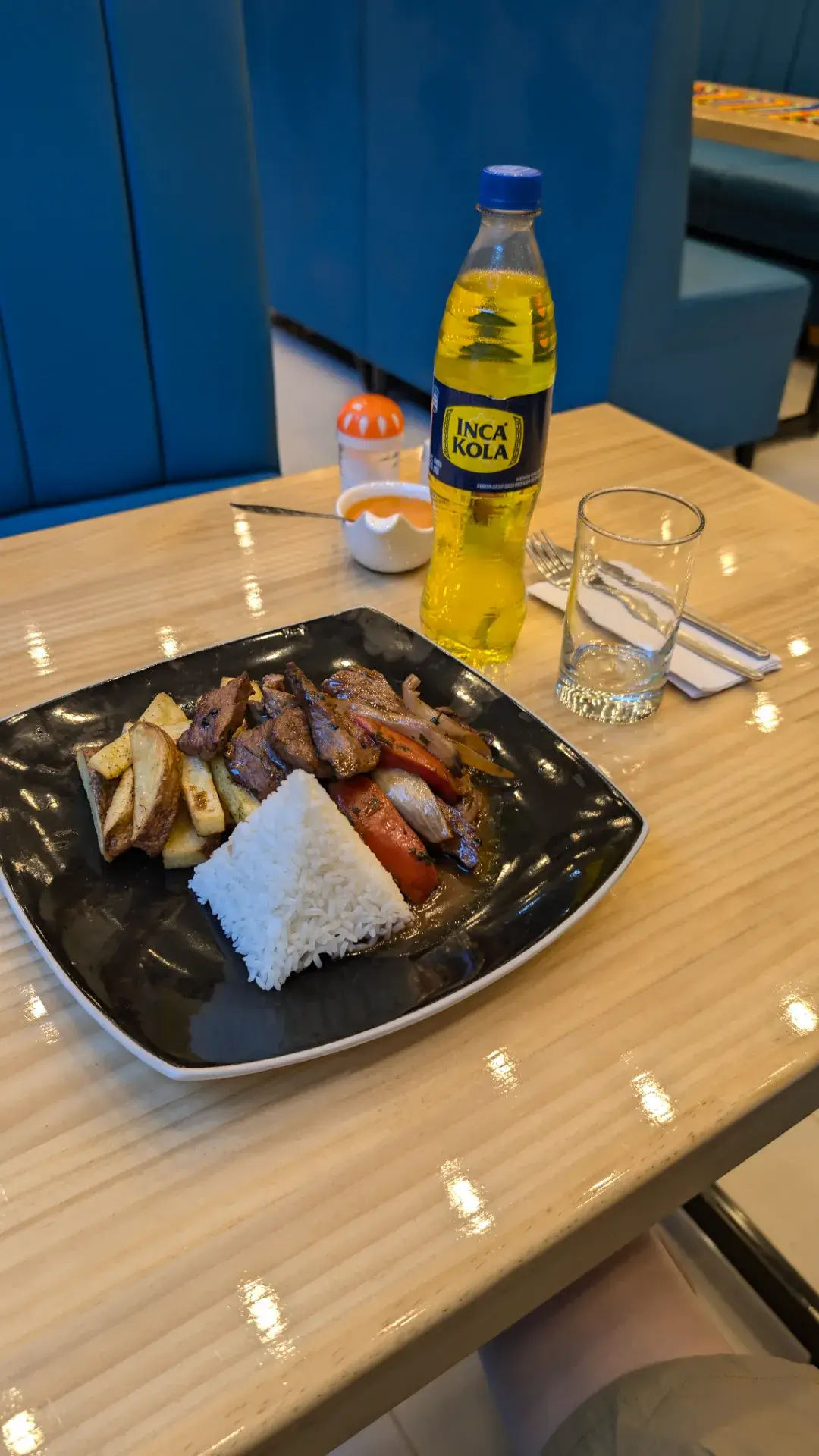 ペルー滞在中に一度は味わいたい定番の味、ロモ・サルタード。絶妙な火加減で炒められた柔らかな牛肉とシャキシャキの野菜、そして旨味を吸ったフライドポテトが、ピラミッド型に盛られた白いご飯と完璧なハーモニーを奏でます。お供には、ペルー人がこよなく愛する鮮やかな黄色の「インカコーラ」。独特の甘みと爽やかな喉越しが、スパイシーな肉料理の美味しさを一層引き立てます。クスコの街角で、現地の食文化の豊かさを胃袋で実感する至福のランチタイムです。