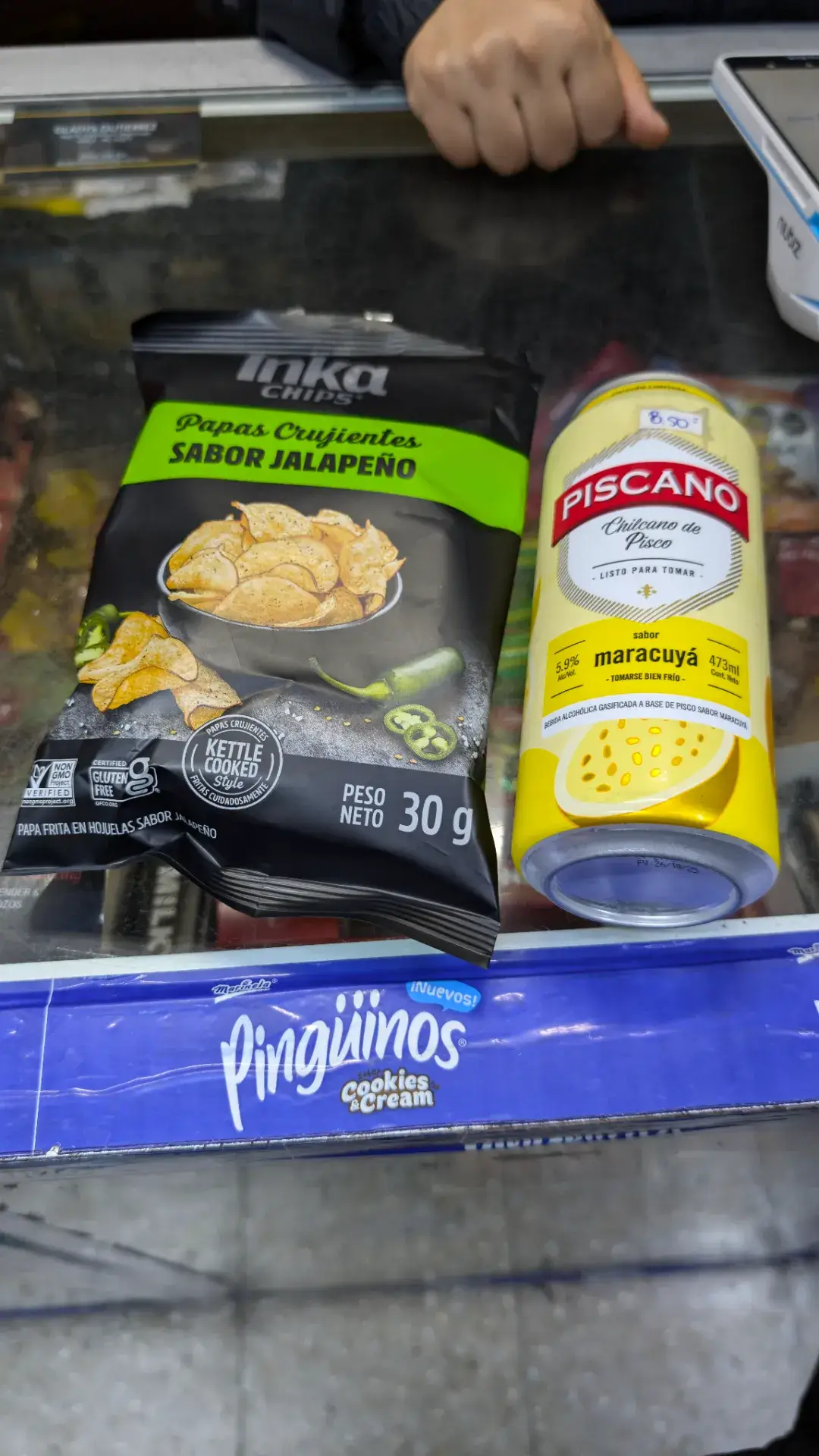 リマの夜、ホテルでの晩酌用に用意されたペルーならではのセット。ペルーの国民的なお酒ピスコをベースに、南国フルーツのパッションフルーツ(マラクヤ)を加えたカクテル缶「PISCANO」と、厚切りで食べ応えのある「Inka Chips(インカチップス)」のハラペーニョ味です。ピスコの爽やかな甘みと、スパイシーなチップスの組み合わせは相性抜群。コンビニのレジカウンターで支払いを済ませるその瞬間まで、異国の味への期待が高まる旅の夜の一コマです。